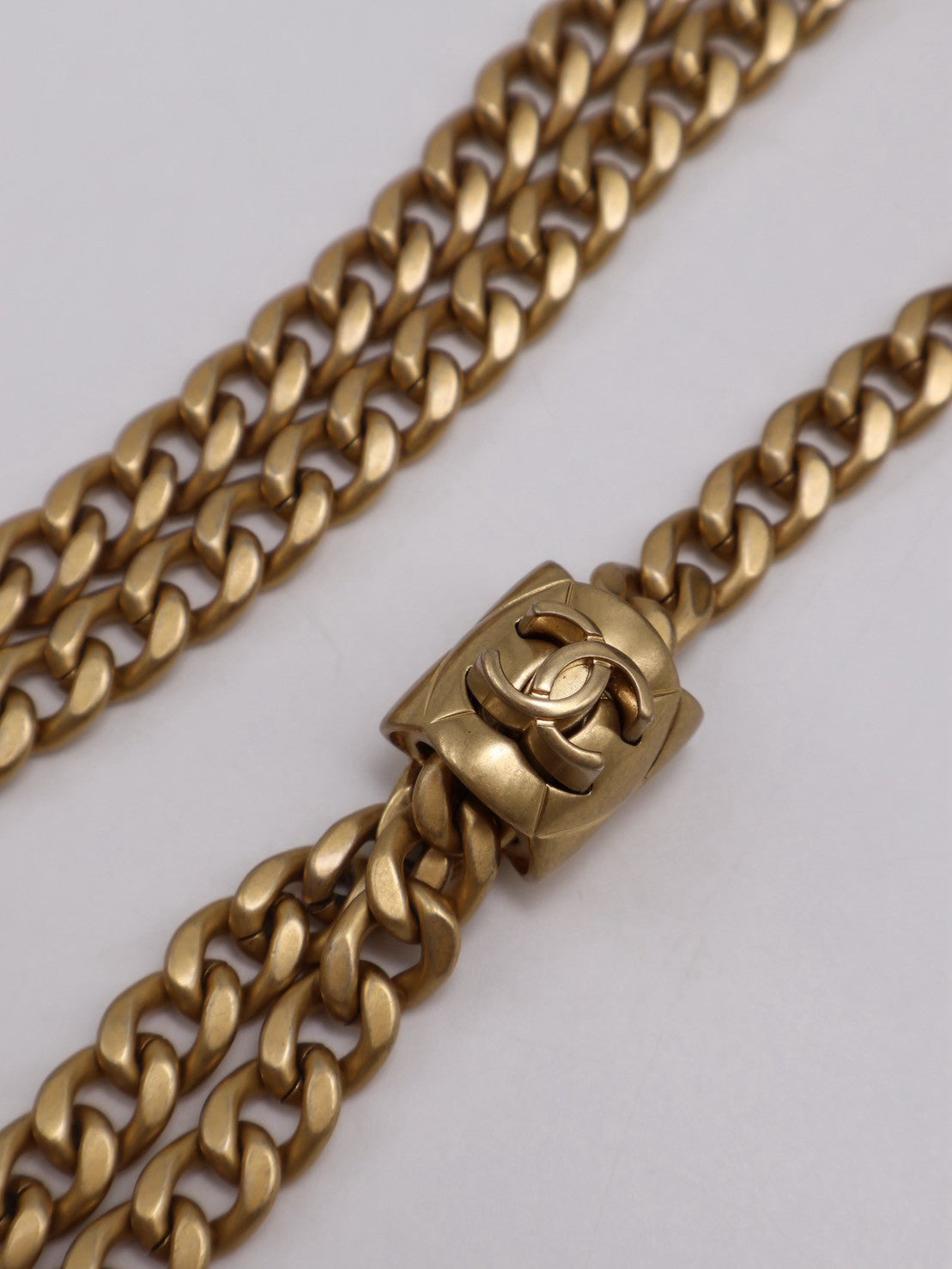 CHANEL 風衣釦小羊皮WOC - 黑金