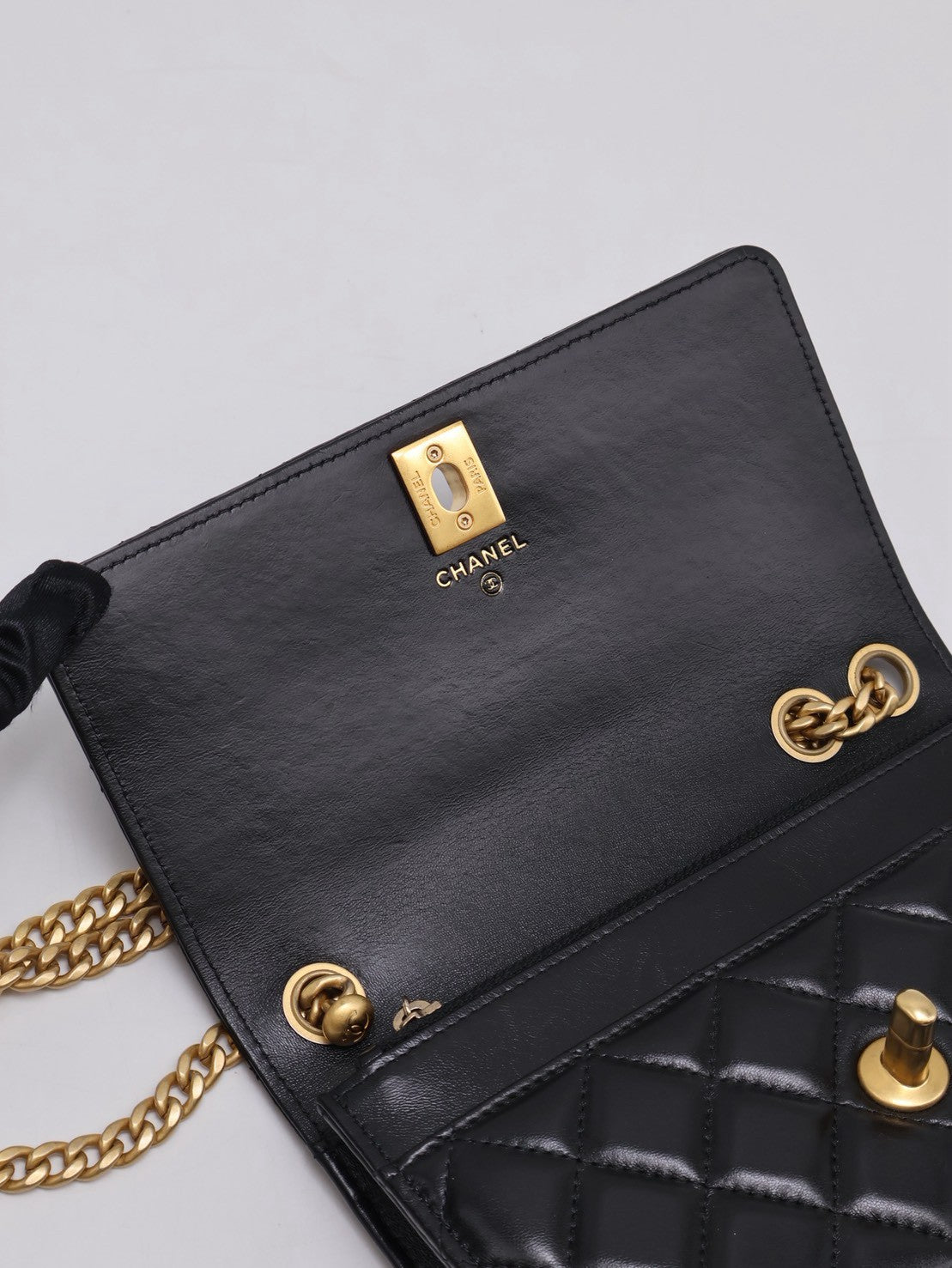 CHANEL 風衣釦小羊皮WOC - 黑金