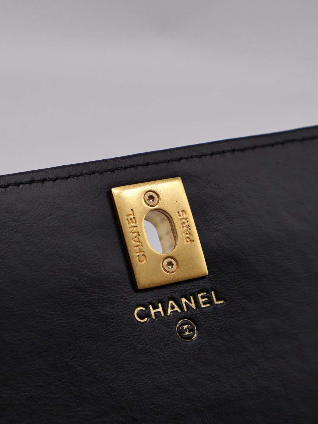 CHANEL 風衣釦小羊皮WOC - 黑金