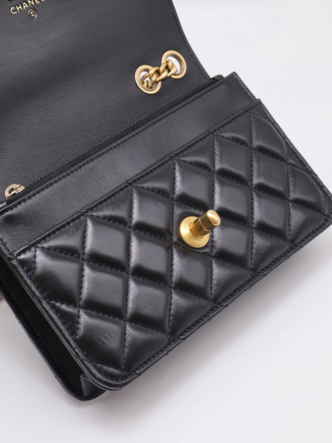 CHANEL 風衣釦小羊皮WOC - 黑金