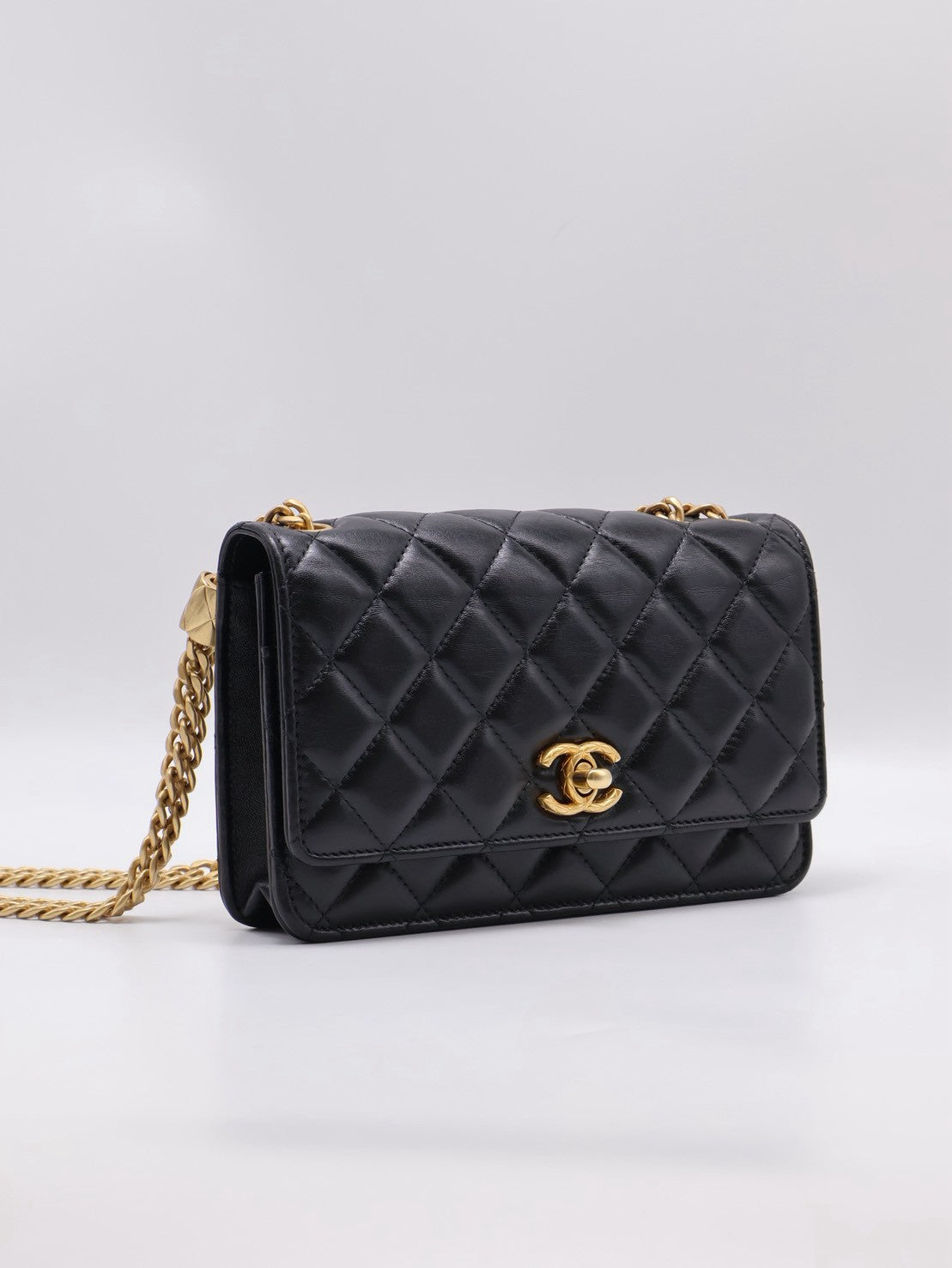 CHANEL 風衣釦小羊皮WOC - 黑金