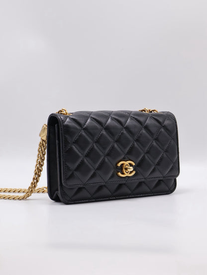CHANEL 風衣釦小羊皮WOC - 黑金