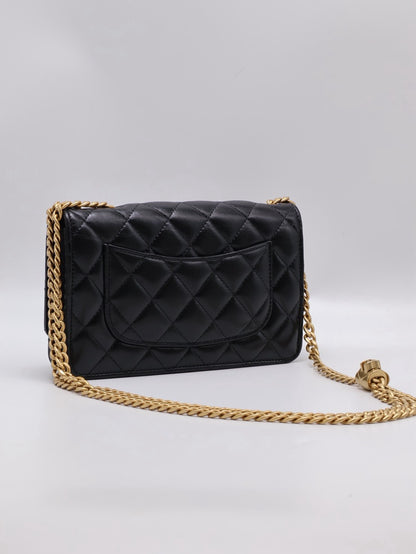 CHANEL 風衣釦小羊皮WOC - 黑金