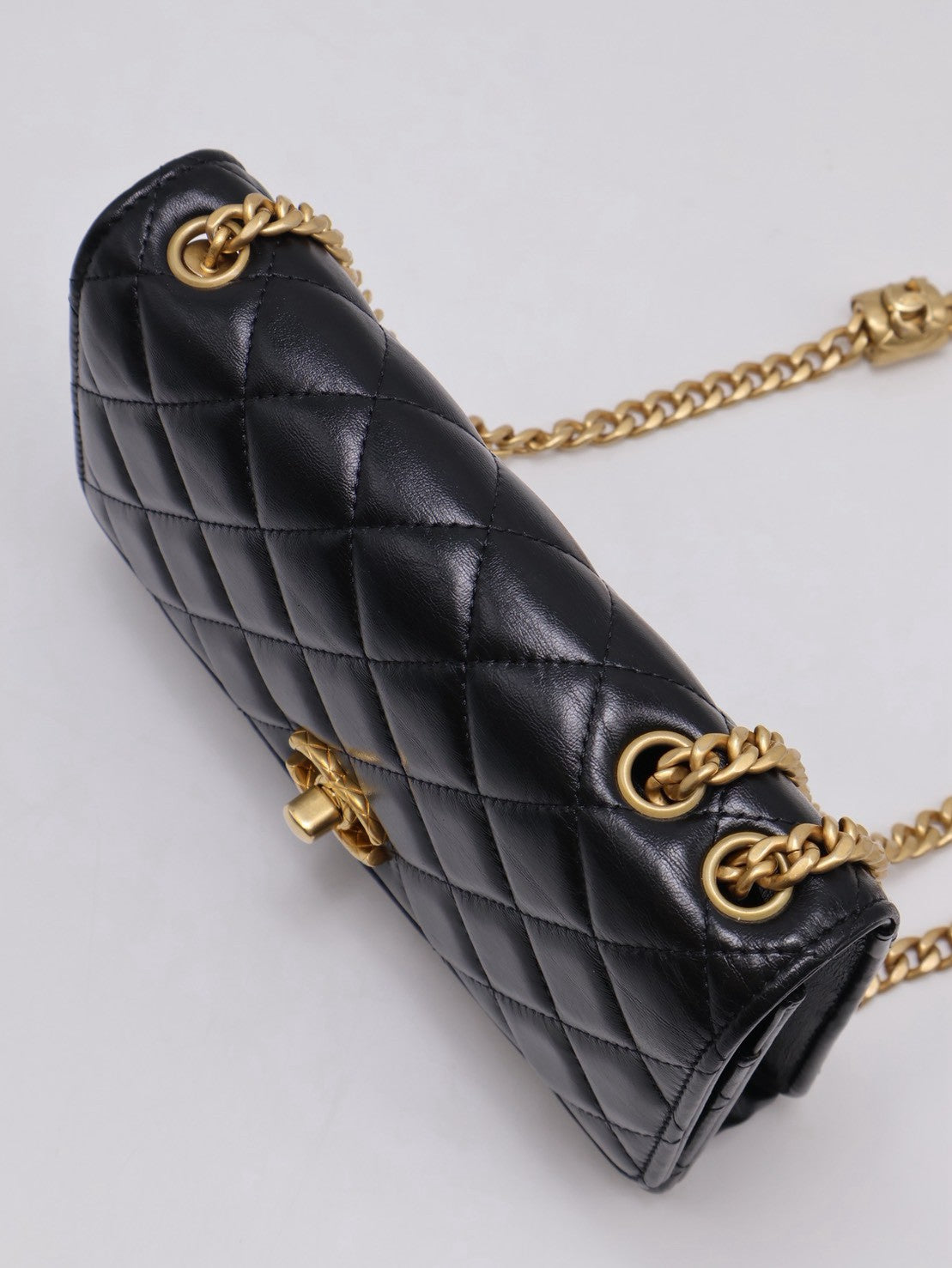 CHANEL 風衣釦小羊皮WOC - 黑金