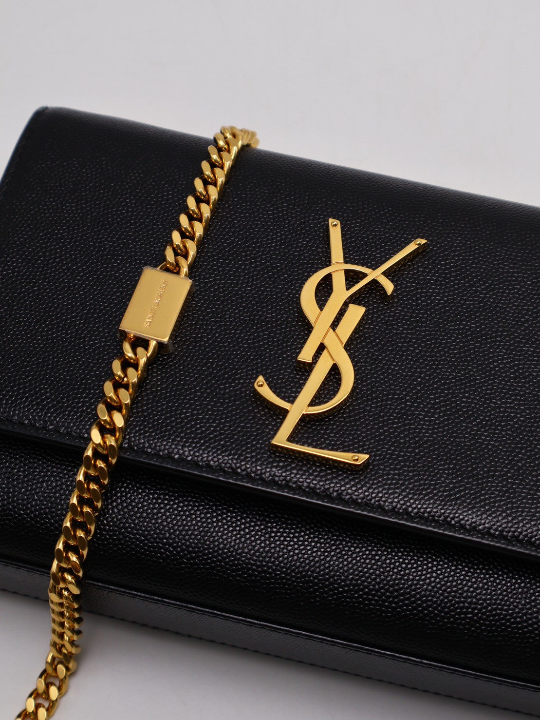 YSL Kate粒面牛皮斜背包 - 小號黑金