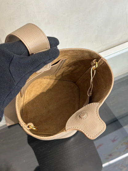 LOEWE Mini Pebble Bucket水桶包 - 沙色