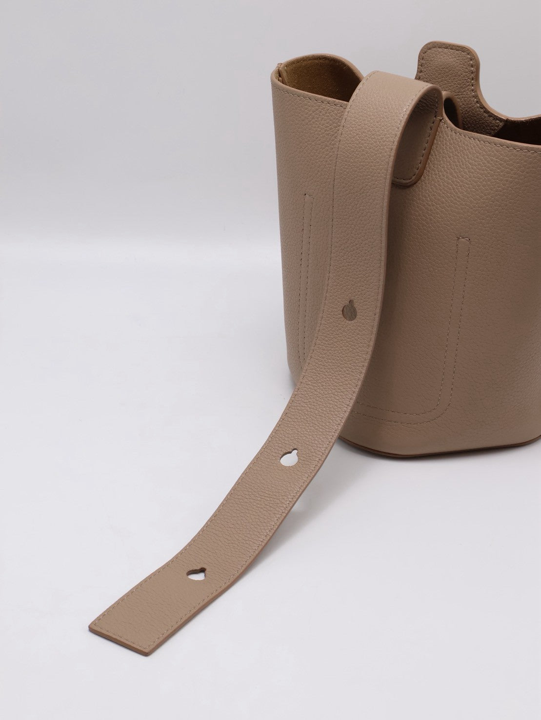 LOEWE Mini Pebble Bucket水桶包 - 沙色