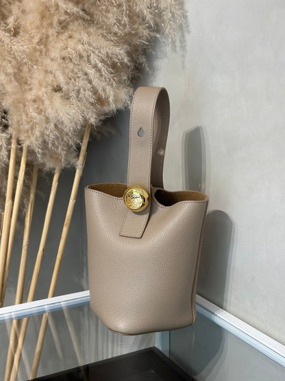 LOEWE Mini Pebble Bucket水桶包 - 沙色