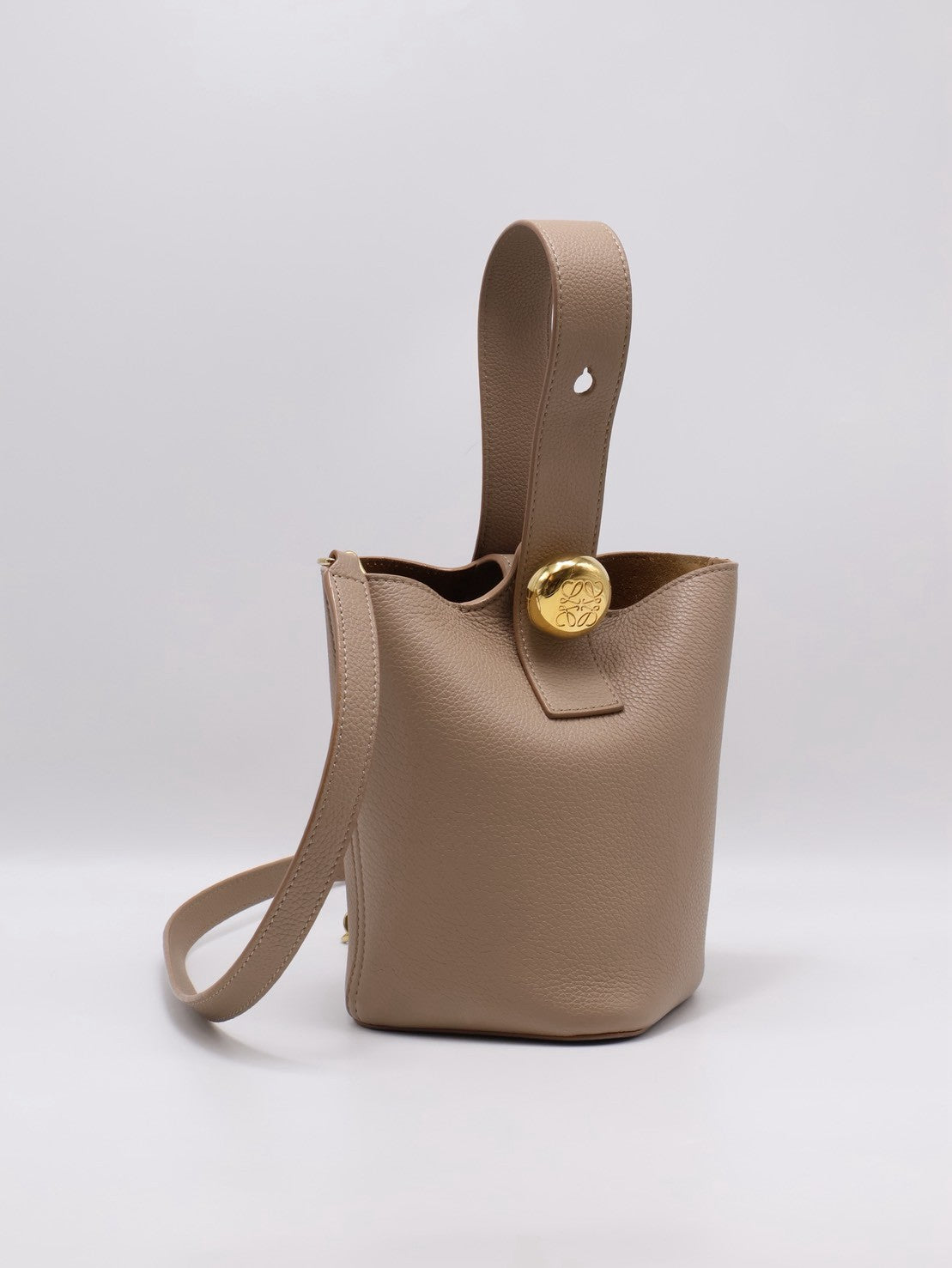 LOEWE Mini Pebble Bucket水桶包 - 沙色
