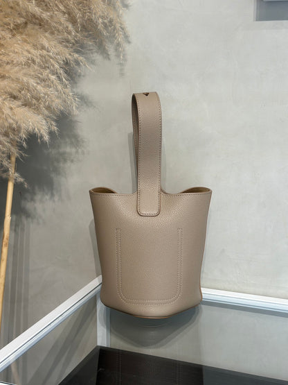 LOEWE Mini Pebble Bucket水桶包 - 沙色