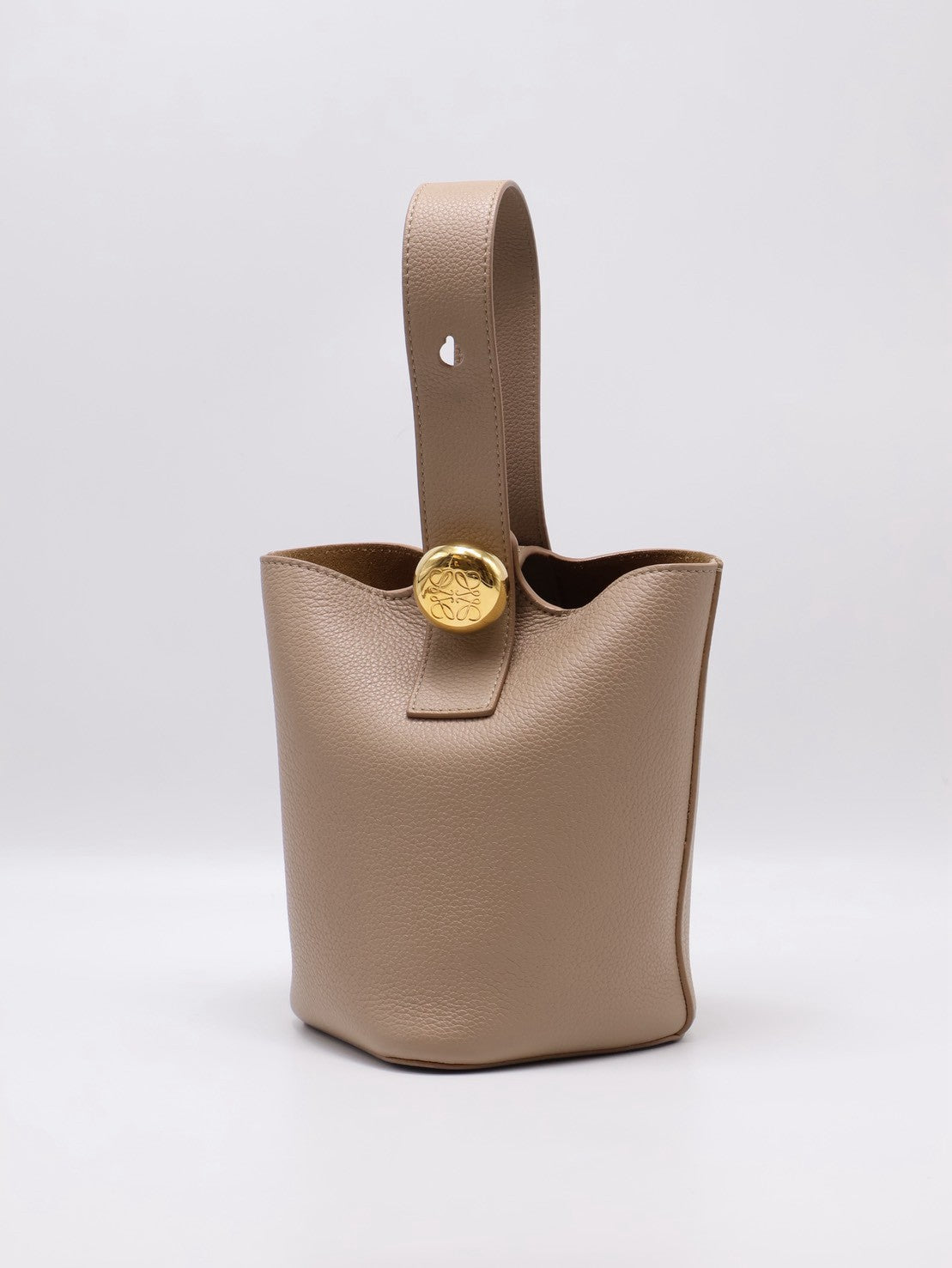 LOEWE Mini Pebble Bucket水桶包 - 沙色