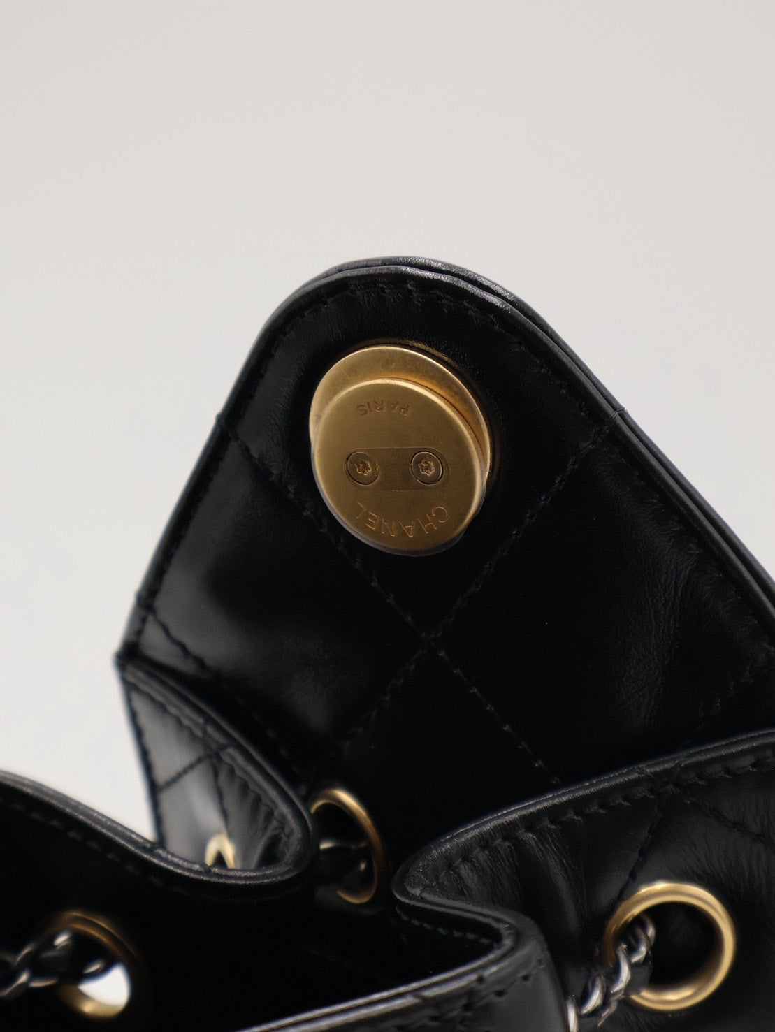 CHANEL 25 Mini Hobo Bag - 油蠟皮黑金銀