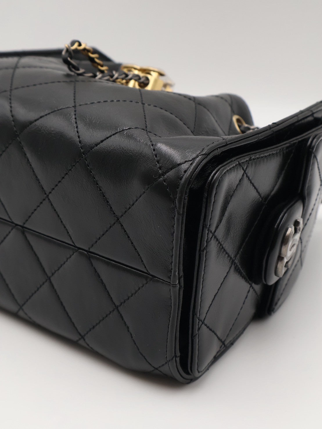 CHANEL 25 Mini Hobo Bag - 油蠟皮黑金銀
