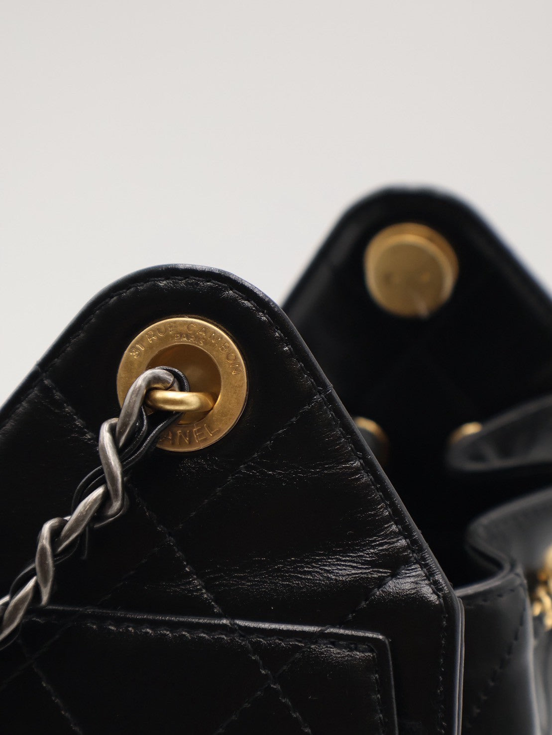 CHANEL 25 Mini Hobo Bag - 油蠟皮黑金銀