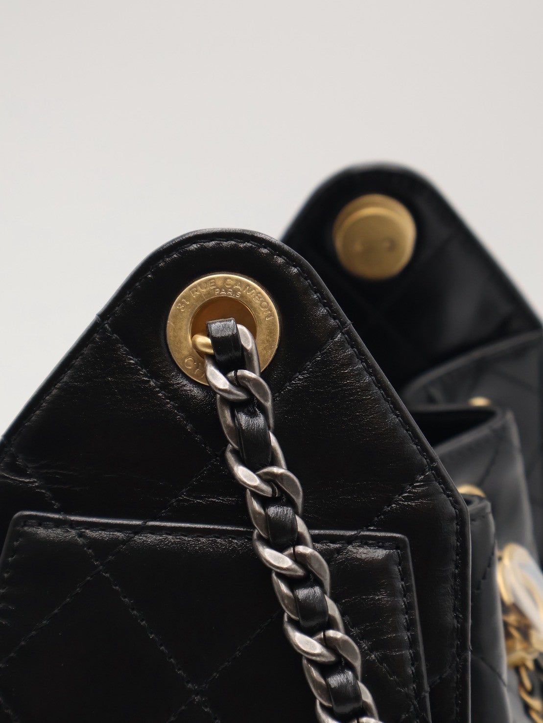 CHANEL 25 Mini Hobo Bag - 油蠟皮黑金銀